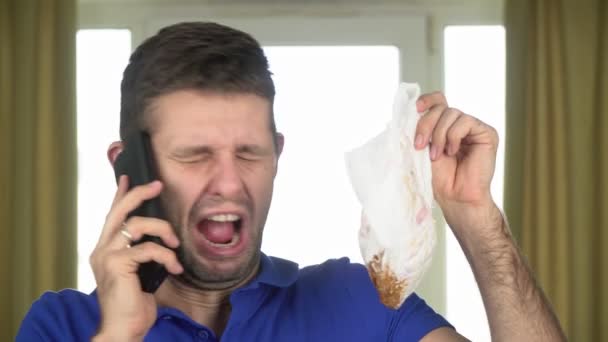 Ein unglücklicher Mann mit einer dreckig stinkenden Windel ruft an und bittet um Hilfe — Stockvideo