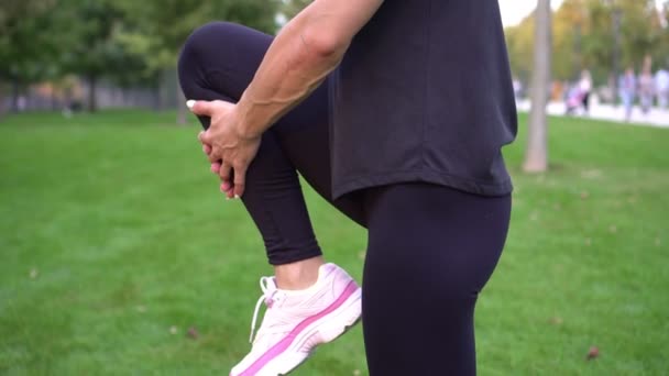 Sportig attraktiv kvinna värmer upp innan träning utomhus — Stockvideo