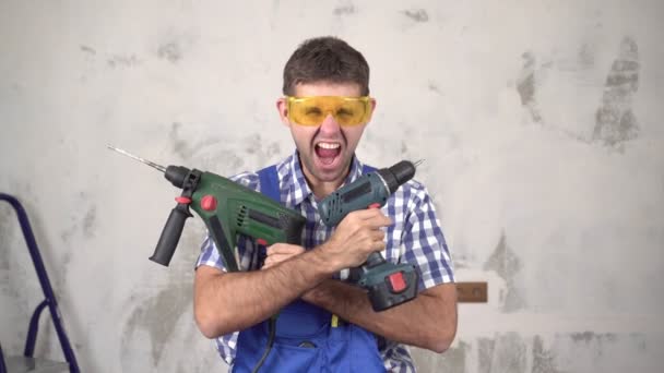 Эмоциональный сумасшедший мужчина-строитель или рабочий со строительными инструментами — стоковое видео