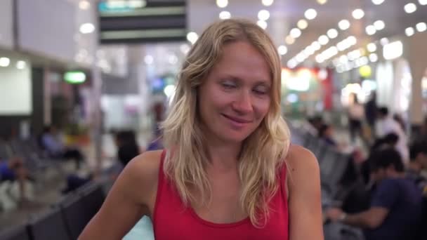 Jovem mulher bonita na sala de espera do aeroporto ou estação de trem — Vídeo de Stock