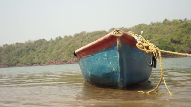 Ein hölzernes Fischerboot wird am Fluss festgebunden — Stockvideo
