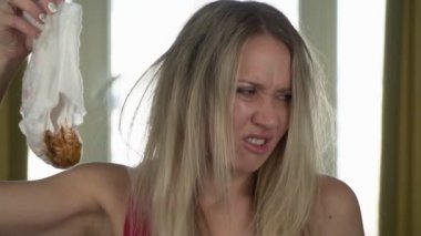 Genç mutsuz kadın anne kirli bir bebek bezi tutuyor, ağır çekimde.