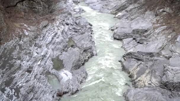 石のベッドがある美しい山の川。ロシア・アディジェ共和国のベラヤ川 — ストック動画