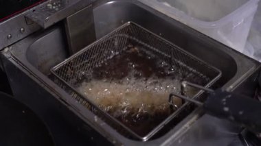 Yiyecekler çabuk pişirilir ve kızgın yağda kızartılır.