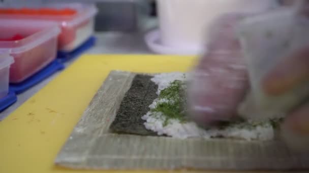 Chef en el restaurante prepara sushi tradicional japonés, primer plano — Vídeos de Stock