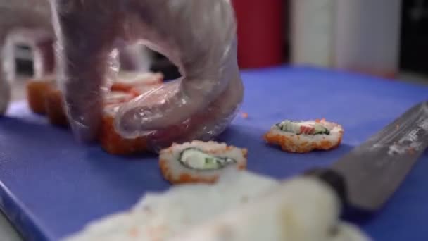 Шеф-повар ресторана готовит традиционные японские суши и рулоны крупным планом — стоковое видео
