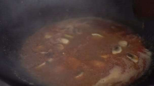 Sopa picante Tom Yam con especias se prepara en un restaurante asiático — Vídeo de stock