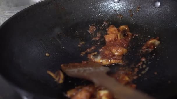 Ein würziges Gericht mit Gewürzen wird in einem asiatischen Restaurant gebraten — Stockvideo