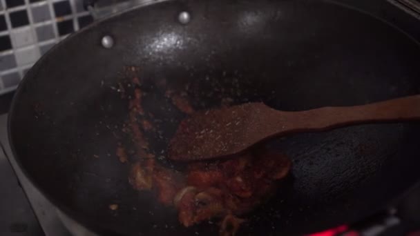 Пряное блюдо жарят на сковороде в азиатском ресторане. — стоковое видео