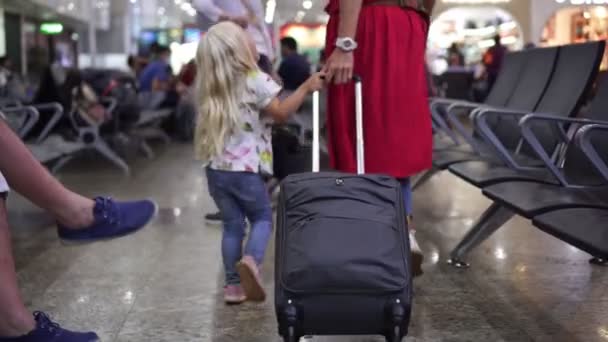 Delhi, Hindistan - Mart 2020. Bavullu turistler havaalanı terminalinden geçiyorlar. — Stok video