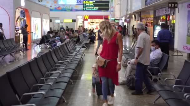 Delhi, Indie - marzec 2020. Rodzina turystów kobieta i dziecko na lotnisku — Wideo stockowe