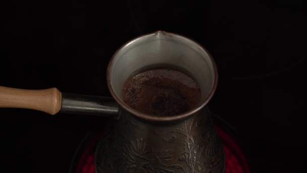 Cezve, är naturligt kaffe bryggs i en koppar kaffekanna — Stockvideo