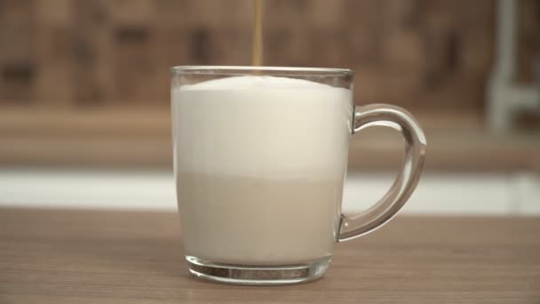 Tasse de cappuccino ou café au lait. Café avec du lait dans une tasse en verre gros plan — Video