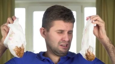 Kirli bebek bezleri olan bir adam çığlık atar ve histerikleşir.