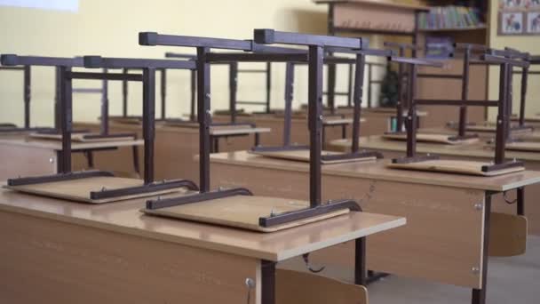 Start the school class without children and pupils. Old poor school class with old furniture — Stock Video