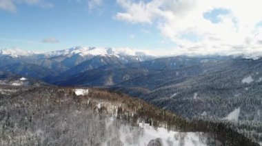 Kış ormanı ve karla kaplı dağlar, gökyüzü manzarası
