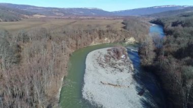 Dağ nehri, sonbahar veya bahar ormanı, hava manzarası