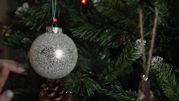 Christmas dekoracji zabawki piłka wisząca na gałęzi choinki — Wideo stockowe