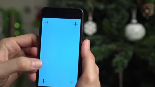 Een smartphone met een leeg scherm voor uw inhoud. Kies een cadeau voor het nieuwe jaar of Kerstmis — Stockvideo