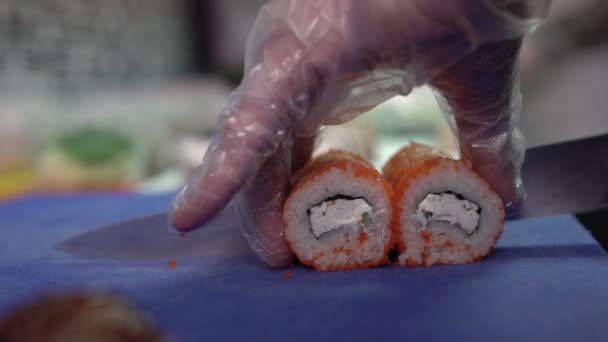 Le chef prépare des sushis dans un restaurant japonais. Processus de préparation Sushi close up — Video