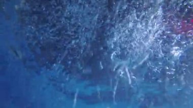 Mavi suda hava veya oksijen kabarcıkları. Su arkaplanı