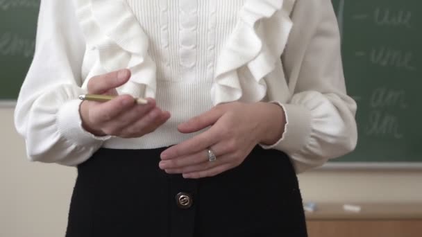 Woman school teacher in class leads a lesson, hands close-up — Stock Video