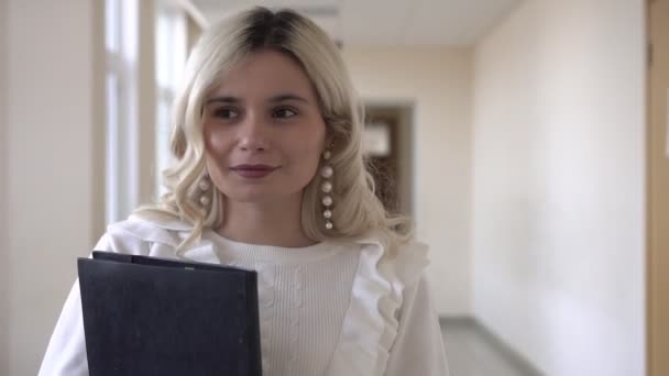 Retrato de uma jovem atraente professora da escola, câmera lenta — Vídeo de Stock