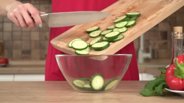 Kadın mutfakta sebze salatası kesiyor, yakın plan. — Stok video