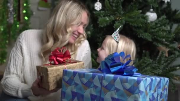Familia feliz, mamá y el niño son felices con los regalos de Año Nuevo y Navidad — Vídeos de Stock