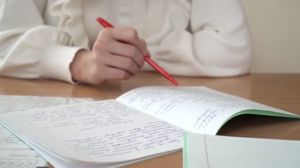 De leraar controleert de leerlingen notitieboekjes. Leraar en onderwijs op school — Stockvideo