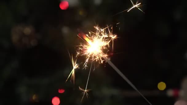Nouvel An ou Noël, étincelles. Gros plan scintillant brûlant. Vidéo verticale — Video