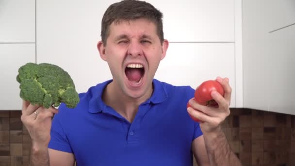 Angry, hungry, angry man emotionally screams in the kitchen. Not a vegetarian — Stock Video
