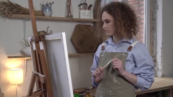 Mujer artista en crisis creativa. Emocional, artista molesto lanza el cepillo de la ira — Vídeo de stock