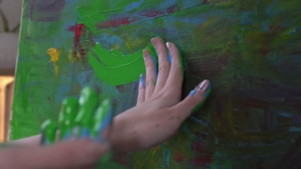 Een getalenteerde hedendaagse kunstenaar schildert met zijn handen een olieverfschilderij. Vrouw schetst een beeld met haar vingers, close-up. Hedendaagse kunst, abstractie — Stockvideo