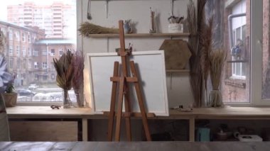 İlham arayan kadın sanatçı. Ressam resim yapamaz, yaratıcı bir kriz var, fikir yok.