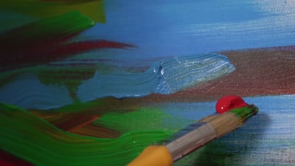 Забарвлення яскравого живопису олійними або акриловими фарбами, крупним планом. Малярський пензлик робить мазок на хазяїні, сучасний живопис — стокове відео