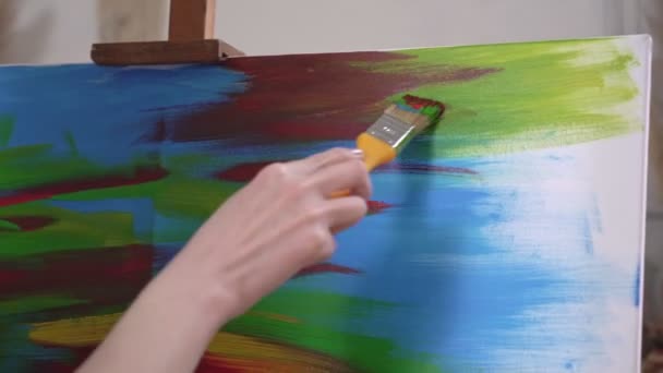 Талановитий сучасний художник-інноватор малює абстрактну картину на полотні — стокове відео
