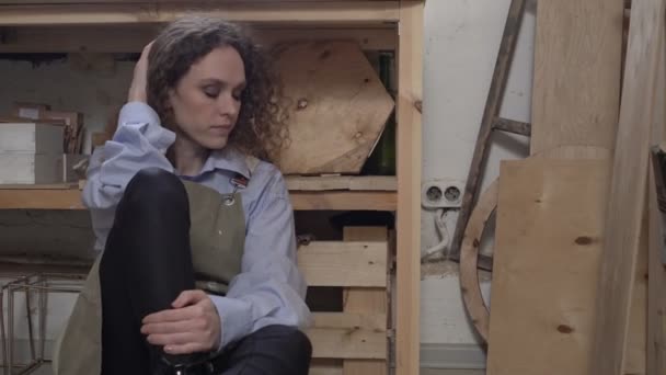 Olycklig sorglig kvinnlig konstnär. En konstnär i en kreativ kris väntar på inspiration — Stockvideo