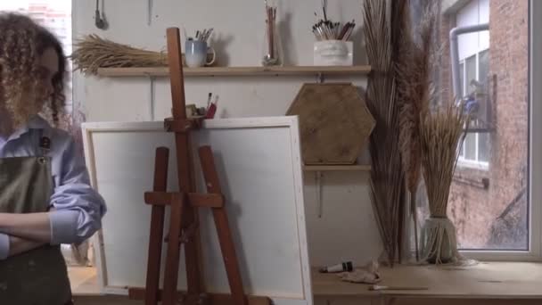 Egy kreatív válságban lévő művész inspirációra vár. Boldogtalan, szomorú nő művész a stúdióban — Stock videók