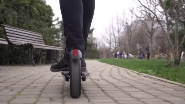 Un uomo guida uno scooter elettrico. Concetto di trasporto urbano ecologico — Video Stock