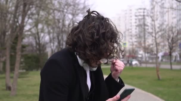 Felice uomo d'affari maschile con smartphone gioisce emotivamente per il successo — Video Stock