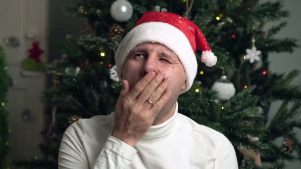 Trött sömnig ledsen man firar nyår eller jul. — Stockvideo