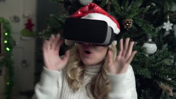 Navidad, una mujer celebra el Año Nuevo con gafas 3D y se sumerge en la realidad virtual. — Vídeos de Stock