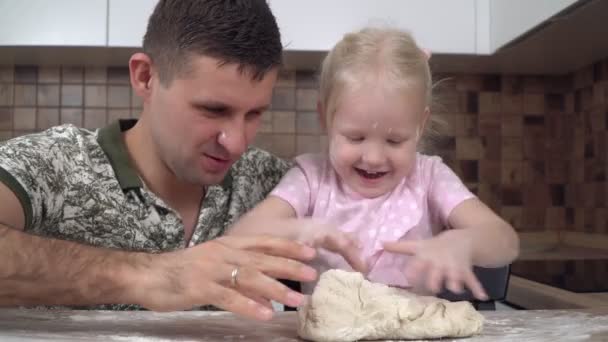 Padre e hijo con hija en la cocina desplegar la masa y preparar pasteles caseros — Vídeo de stock