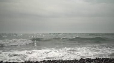 Gri deniz ve bulutlu gökyüzü. Fırtınadan önce soğuk deniz