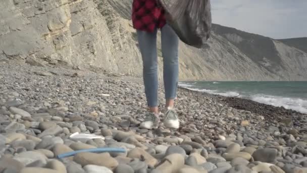 一个女人把海滨的垃圾都清理干净了.义务生态学家在海滩上清除垃圾 — 图库视频影像