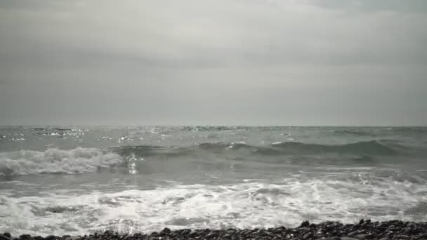 Szürke tenger és felhős ég. Hideg tenger a vihar előtt — Stock videók