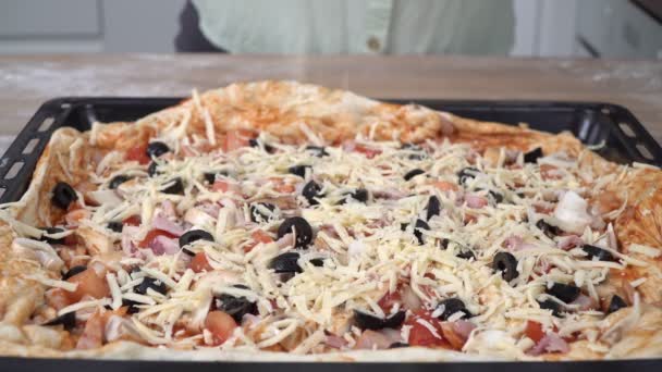 Une femme dans la cuisine prépare une pizza maison avec du fromage et des légumes, fast motion — Video