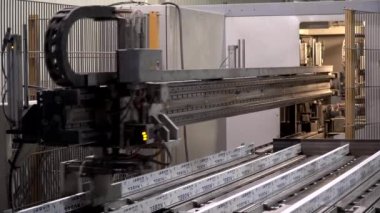 Krasnodar, Rusya, Nisan 2021. Modern plastik pencerelerin üretim süreci. Modern endüstri ve taşıyıcı