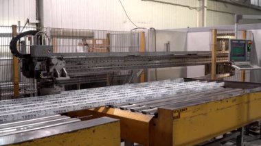 Krasnodar, Rusya, Nisan 2021. Plastik pencere üretimi için atölye, fabrika ve otomatik hat